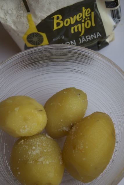 Potetlefse med bønnemos