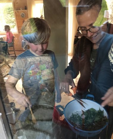 Brenneslesuppe servert