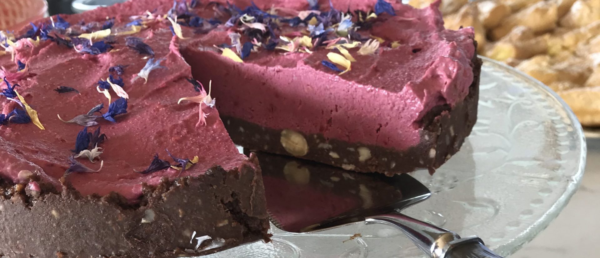 Iskake med hasselnøttbunn og bringebærkrem