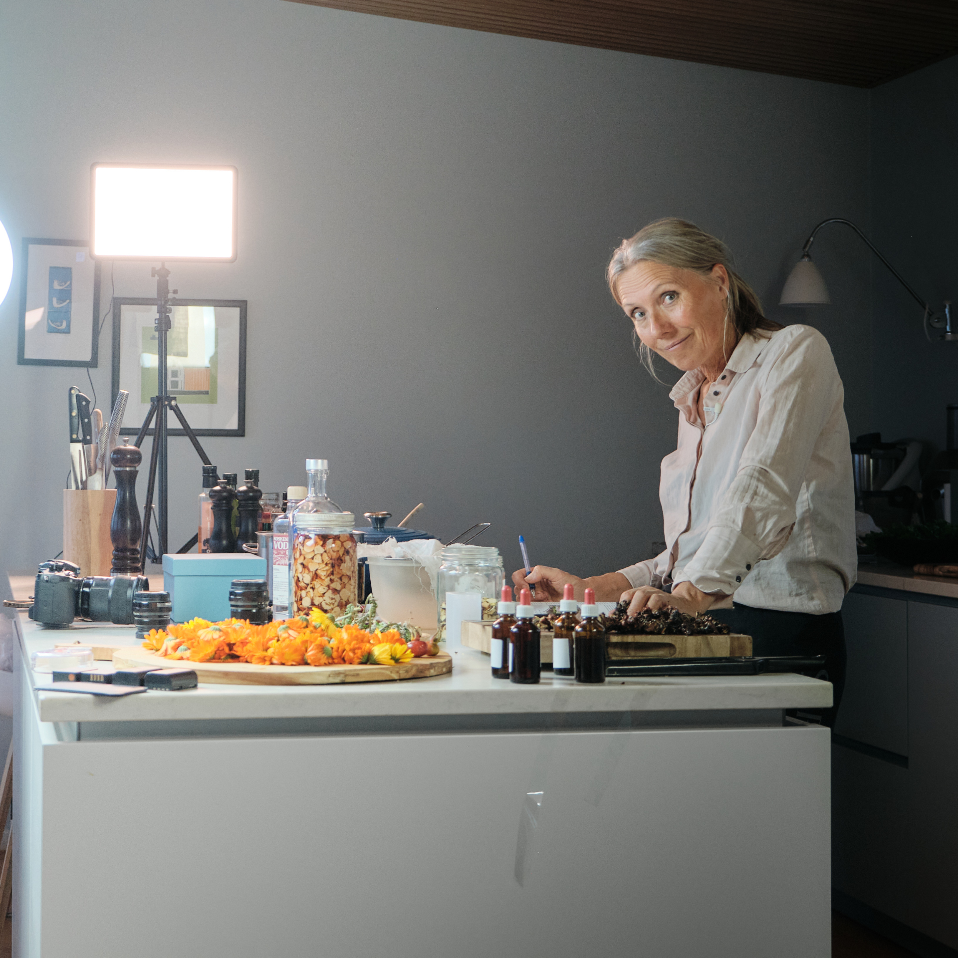 Margit Vea i arbeid med tinkturer