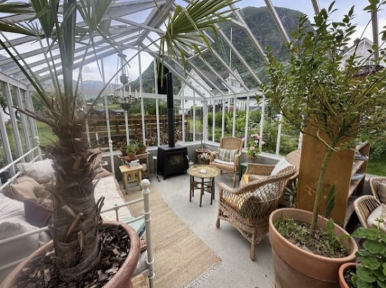 Drivhuset med utsikt over fjorden