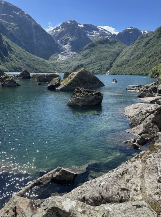 Bondalsvatnet omsluttet av fjell