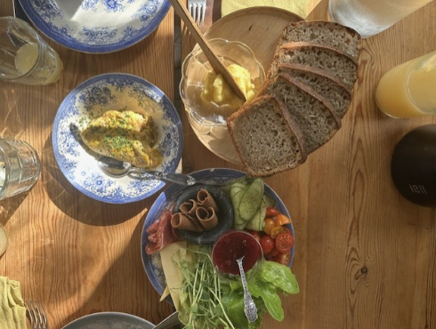 Frokost med surdeigsbrød og lokale råvarer
