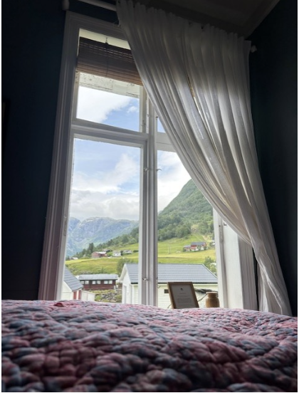 Soverom med utsikt over fjell og fjord