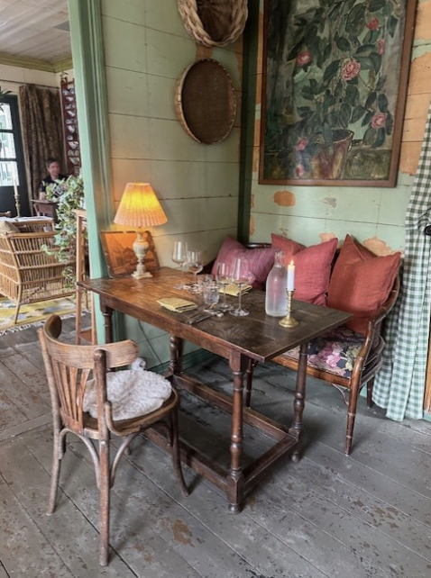 Koselig spiseplass med levende lys