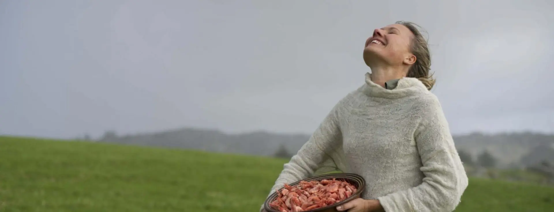Margit med ferske reker på grønt jorde