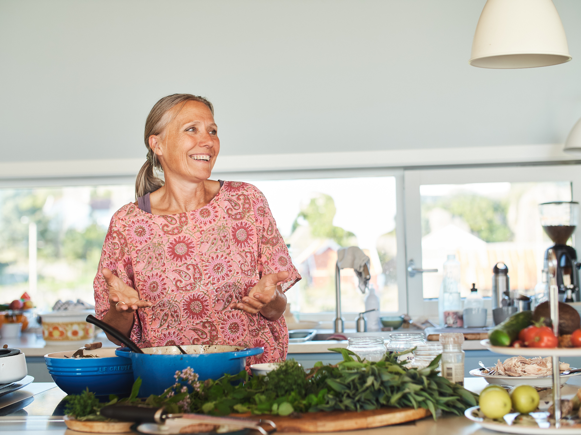 Norsk natur med ville urter og fjell